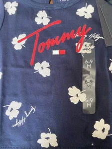 TOMMY HILFIGER Shirt T-Shirt Geschenk Gr. 68-74 (6-9 Monate) NEU mit Etikett - Bild 1 von 4