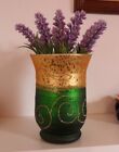 Kleine grne Glas Vase mit knstlichen Blumen