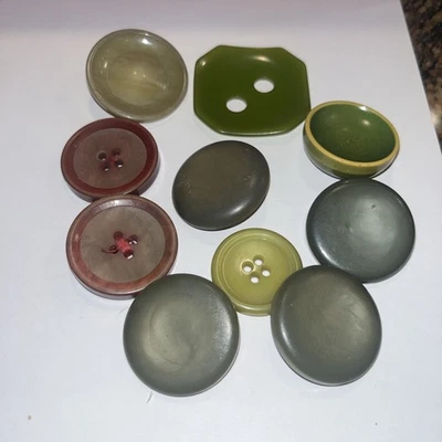 Red & Green Vintage Bakelite Buttons - Image 1 of 4