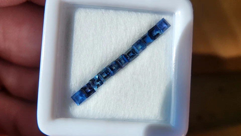 Лот товаров натуральный синий сапфир квадратная ступенчатая огранка 11 шт. 1,22 TCW 2,5 мм - Изображение 1 из 4
