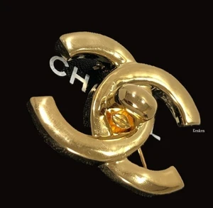 CHANEL Broche Pin AUTÉNTICO Coco Tono Dorado Logo kenkenjp CC Girar Bloqueo Caja Gp Moneda - Imagen 1 de 7