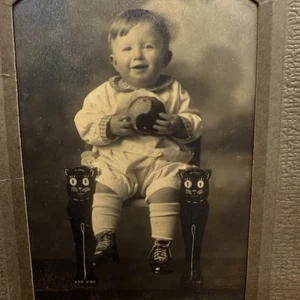 Antiguo Gabinete Tarjeta Foto Niño Niño Gato Negro Silla con Bola Ying Yang Halloween - Imagen 1 de 14