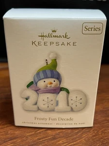 Hallmark Keepsake Frosty Fun Decade 2010 adorno de Navidad  - Imagen 1 de 2