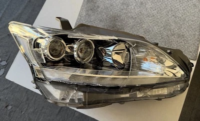 Lexus CT200h Scheinwerfer Rechts Glas beschädigt - Bild 1 von 4