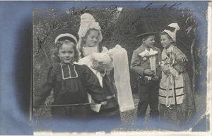 Enfant - Enfants déguisés, jouant à baptisé une poupée - Bild 1 von 2