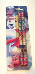 COCA-COLA Juego de 2 Lápices Primarios Oso Polar Rosa Púrpura + Sacapuntas Rosa Nuevo en Paquete - Imagen 1 de 2