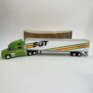 DieCast Green SpecCast 1:64 Volvo VNL 770 SGT Canada Semi Truck and Trailer - Bild 1 von 16