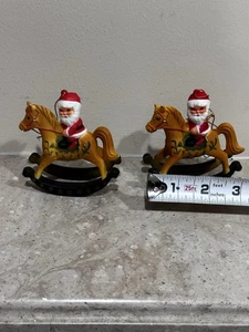 Papá Noel en caballo mecedor de colección adorno de Navidad hecho en Hong Kong conjunto de 2 - Imagen 1 de 3