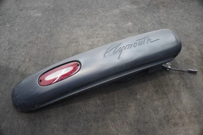 Para-choque traseiro esquerdo do lado do motorista logotipo Plymouth UW31DX9AA Chrysler Prowler 2001-02 - Imagem 1 de 4