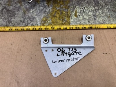 02-09 Trailblazer Lift gate Rear Wiper Motor Bracket - Изображение 1 из 4