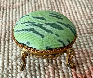 Taburete redondo miniatura para casa de muñecas estampado tela tigre verde 2086 - Imagen 1 de 6