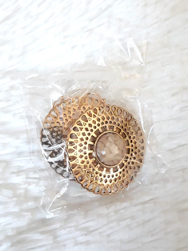 PENDIENTES MEDALLÓN AVON AVANTI (TONO DORADO) ~ ¡¡NUEVOS PRECINTADOS!!! Foto 1 de 4