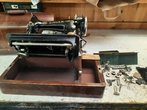 vintage singer sewing machine in wood cabinet - Picture 1 of 4