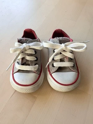 Tênis Converse infantil cinza e vermelho tamanho 3 - Imagem 1 de 4