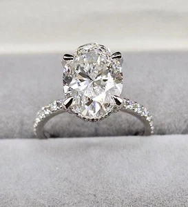 Anillo de diamante cultivado de laboratorio ovalado certificado por GIA 4,50 tcw. Con halo oculto 14k con Y/R - Imagen 1 de 4