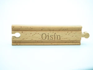Personalisiertes Geburtstagsgeschenk für Oisín Holzeisenbahn Schienen Gravur mit seinem Namen - Bild 1 von 16