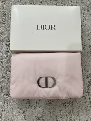 Bolsa hinchada Dior Beaute en rosa con herrajes plateados. Nuevo con caja. Foto 1 de 4