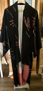 Vintage Japanese Silk Kimono ~ Beautiful Kimono Robe ~ Street Length ~ EUC - Picture 1 of 5