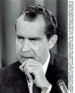 1969 Vintage Foto Präsident Nixon spricht über kommunistische Bombenanschläge in Vietnam - Bild 1 von 2