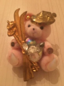 Weihnachtsschmuck, Bär als Anstecker, rosa, mit Ski und Steinen beschmückt - Bild 1 von 2
