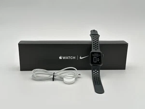 GPS Only Apple Watch SE 1st Gen 40MM Silver Aluminum White Nike Sport MKQ23LL/A - Photo 1 sur 10