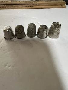 Konvolut 5 alte antike silberfarbene Fingerhüte zum Nähen England Scheine - Bild 1 von 11