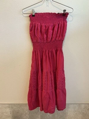 Vestido sin tirantes Ocean Breeze mediano. Ojales rosas con fruncido en la parte superior y la cintura. Foto 1 de 3