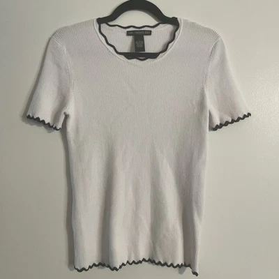 Top blanco manga corta con detalles borde lechuga en contraste en negro Foto 1 de 2