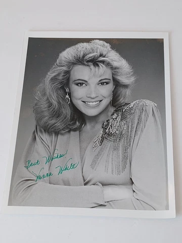 VANNA WHITE HAND SIGNED 8x10 PHOTO    BEAUTIFUL POSE WHEEL OF FORTUNE Cover