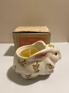 Vintage Avon rosa Blumen Hase Kaninchen Keramik Übertopf in Box Ostern 7" Kerze - Bild 1 von 7