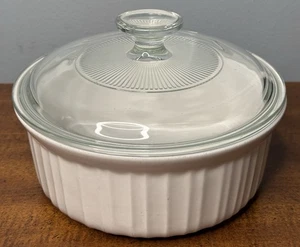 Corning Ware blanco francés 1,5 cuartos de galón. Cazuela con tapa de cristal Pyrex - Imagen 1 de 9