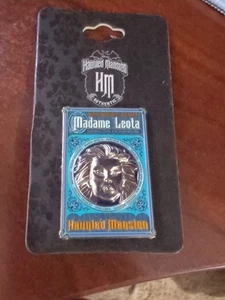 Spilla smaltata Disney Haunted Mansion Madame Leota testa galleggiante sfera di cristallo nuova - Foto 1 di 4