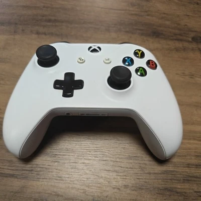 Microsoft Xbox One 2016 Wireless Controller (FAULTY 'A' BUTTON) W43-C13 - Image 1 of 4