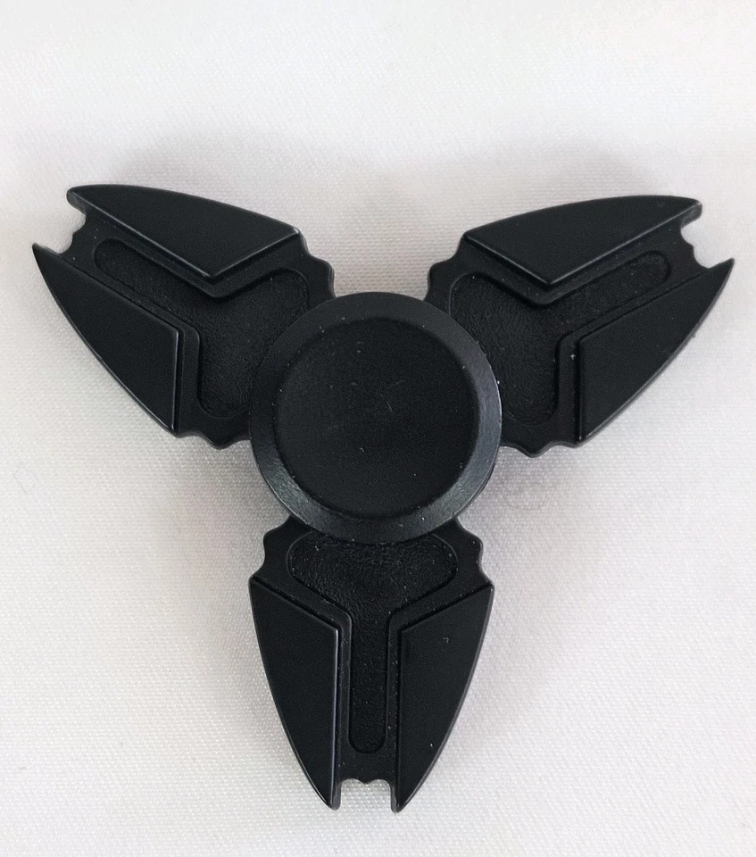 Tri-Wing Fidget Spinner de Metal Negro - Giro Suave, Diseño Duradero con Estuche Foto 1 de 4