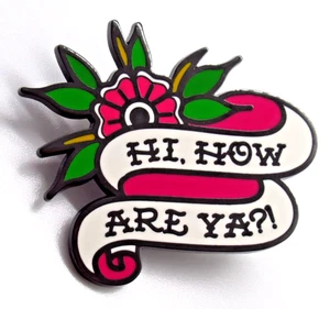 Pin estilo tatuaje Hi How Are Ya pancarta flor rosa solapa broche divertido saludo - Imagen 1 de 6