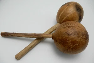 Zucca intagliata a mano con manici in legno Maracas Shaker dal Perù #2 R - Foto 1 di 8