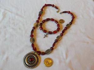 Rote Glas & Zinn Ton Metall Scheibe Halskette & Anhänger + Armband Kreuz Stretch - Bild 1 von 10