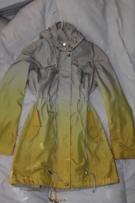 Abrigo de lluvia Steve Madden ombré beige y amarillo con desmontable buen tamaño pequeño Foto 1 de 4