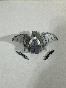 LEGO Batman Minifigur Silber Tech Anzug mit mechanischen Flügeln & Batarangs 76025 - Bild 1 von 3