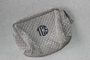 POTTERY BARN Reise grau/silber gesteppt Samt Kosmetik Make-up Tasche Neu ohne Etikett "TCS" - Bild 1 von 12
