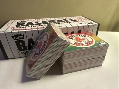 Juego completo de pegatinas del equipo de béisbol Fleer 1984 (52) (26 gorras y 26 logotipos del equipo) Foto 1 de 4