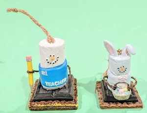 Juego/2 Adornos S'mores Malvavisco #1 Maestro 2009 y Conejo de Pascua Decoración Colgante - Imagen 1 de 6