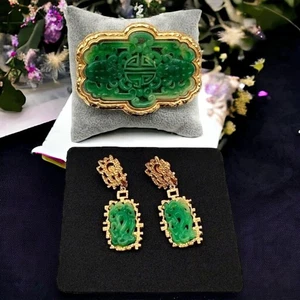 Large Vintage VENDOME Gold Tone Asian Inspired Green Carved Brooch & Earring Set - Foto 1 di 22