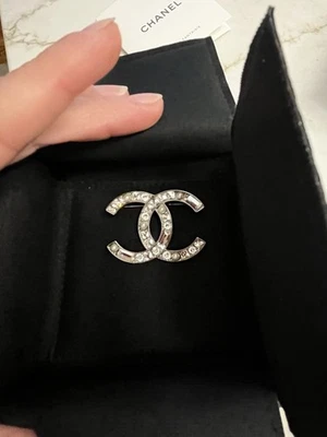 Broche de cristal Chanel Foto 1 de 2