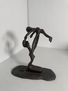 VINTAGE GIACOMETTI STYLE BRONZE FIGURE OF A KNEELING WOMAN WITH CHILD - Foto 1 di 6