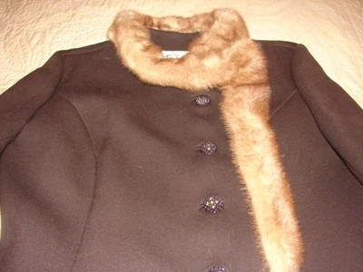 Abrigo Robini vintage con cuello de piel de visón Sable en un diseño atemporal  Foto 1 de 4