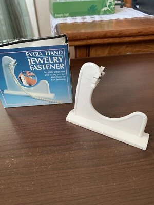 Sujetador de joyería extra manual - Sostiene la pulsera mientras cierras el broche Foto 1 de 4