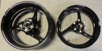 SUZUKI GSXR 600 + 750 11-26 NUEVO JUEGO DE LLANTAS/RUEDAS CON RECUBRIMIENTO EN POLVO - OEM + RECTO Foto 1 de 4