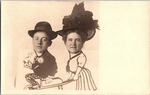RPPC Postkarte Neuheit RPPC Comic Ausschnitt Portrait lustiges Paar um 1918 - Bild 1 von 2