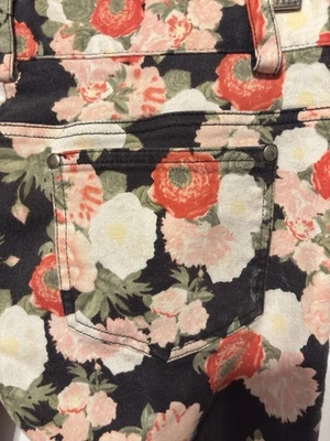 "Pantalones capri cortos florales Alice + Olivia negros rosas talla 2 Cottagecore cintura 30""" Foto 1 de 4